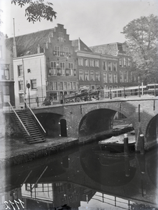 818711 Gezicht op de voorgevel van de huizen Oudegracht 321 (links)- lager te Utrecht; op de voorgrond de Geertebrug en ...